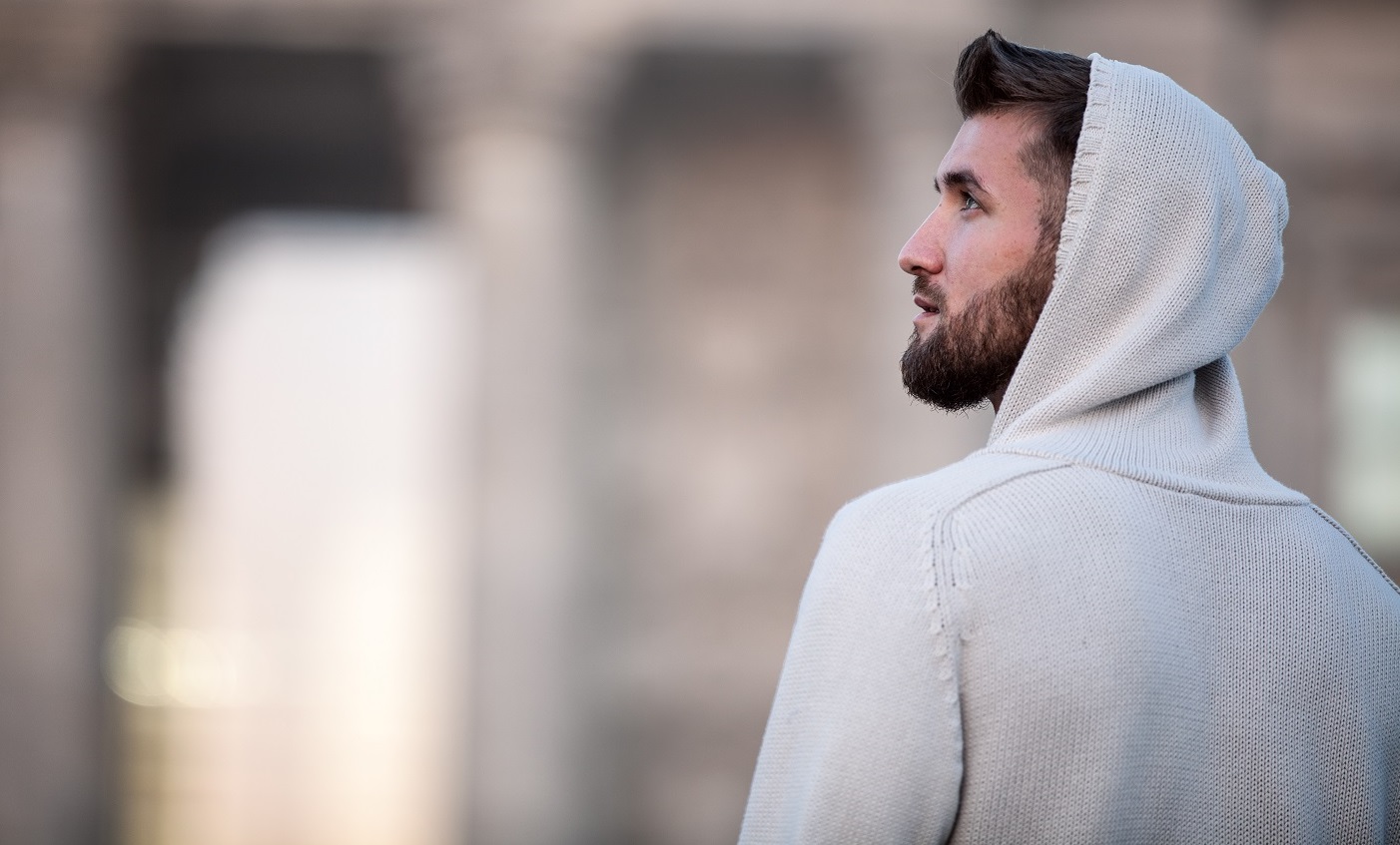 Wie trägt man Kapuzenpullover? 5 Inspirationen für Männer!